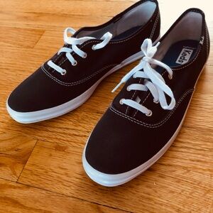 Keds navy blue Canvas Sneakers with White Soles and Laces. NEW 8.5
